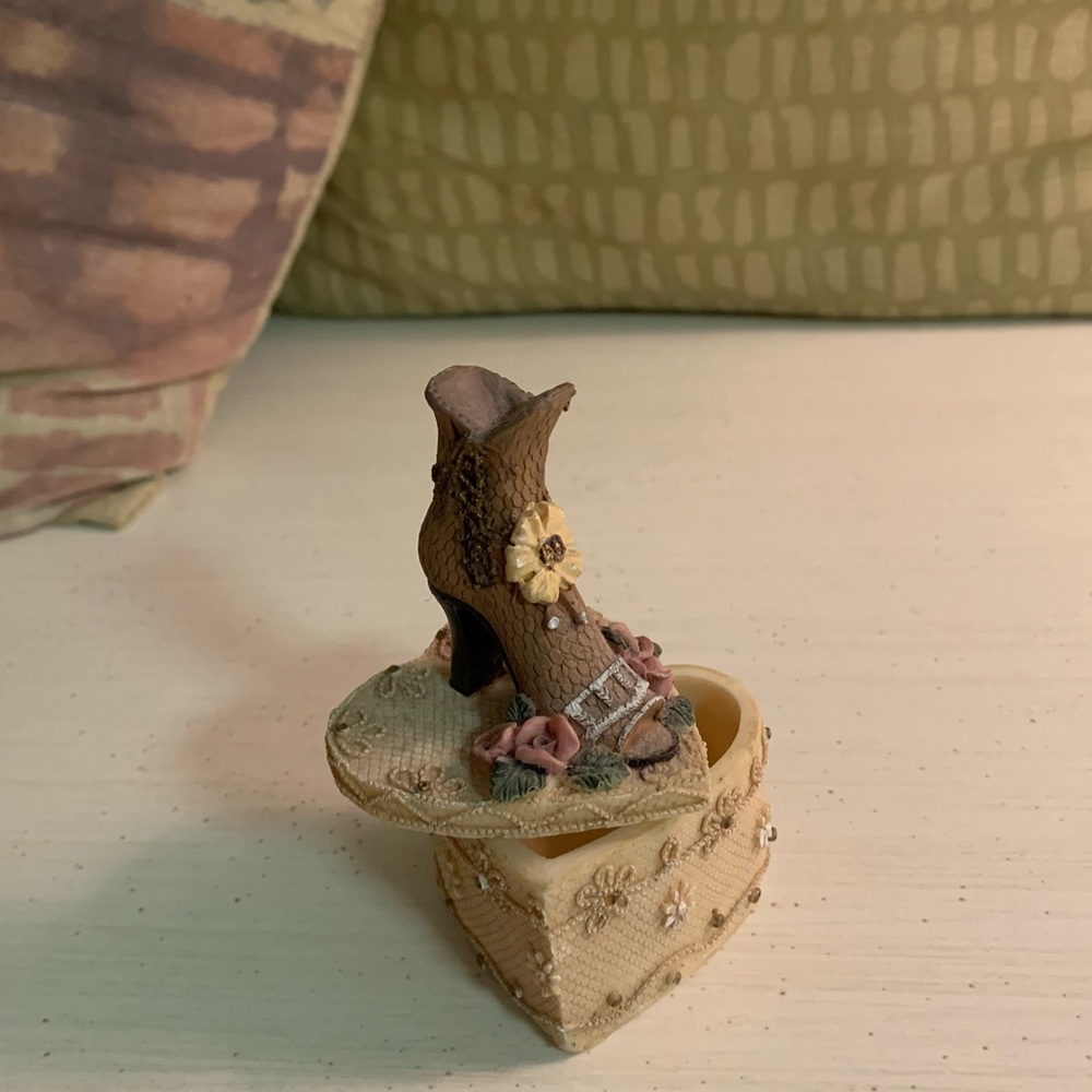 HEART & SHOE TRINKET BOX - Picture 7 of 9